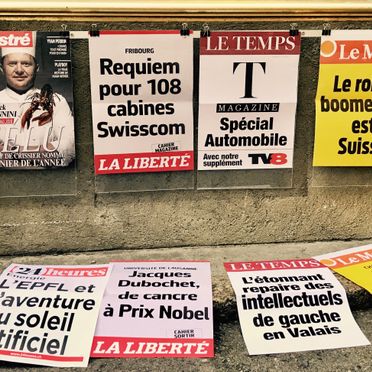 Banner headlines - Le Minaret - Cully